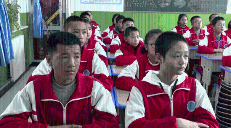 活力运动型穿搭 打造个性十足的休闲少女风