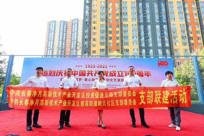 王鹤棣出发新加坡,海外人气高涨