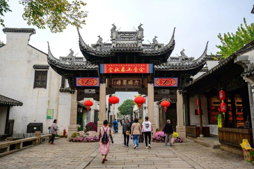 与田朴珺出游?王石摘柠檬身板灵活,满脸皱纹白发苍苍心态却18