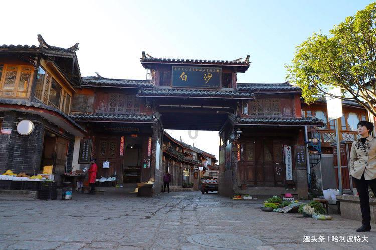 危险动作,王哲林空中拉拽浙江队外援,裁判回看后判罚违体
